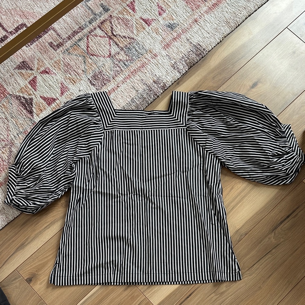 LOFT: BLACK AND WHITE SHIRT SIZE SMALL